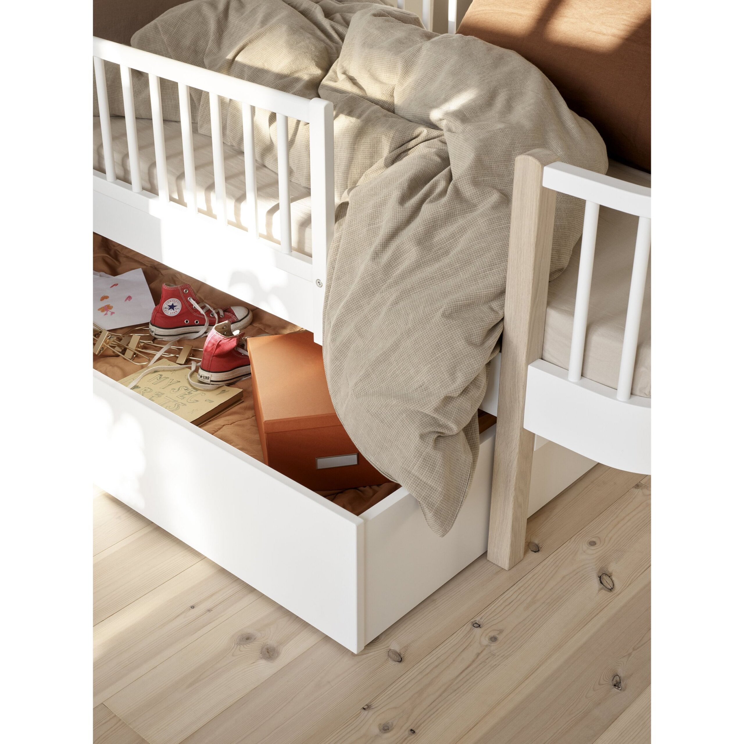 white-Wood_day_bed_041405_041415_041416